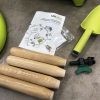 Holzfüße für Wurmkomposter grün | Urbalive Kunststoff Holzfüße für einen Wurmkomposter Urbalive mit Schaufel in grün, Bedienungsanleitung und Absperrventil