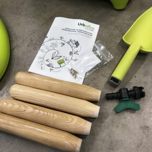 Holzfüße für einen Wurmkomposter Urbalive mit Schaufel in grün, Bedienungsanleitung und Absperrventil