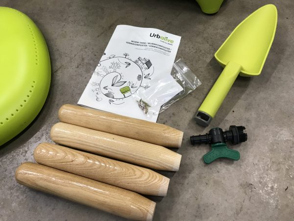 Holzfüße für Wurmkomposter grün | Urbalive Kunststoff Holzfüße für einen Wurmkomposter Urbalive mit Schaufel in grün, Bedienungsanleitung und Absperrventil