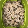 Wurmkomposter grün mit Karton Zerkleinerter brauner Karton in einer offenen Urbalive Wurmbox in grün