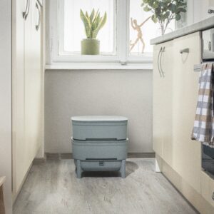Wurmbox grau in einer kleinen Küche