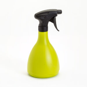 Eine Sprühflasche in grün mit Zerstäuber