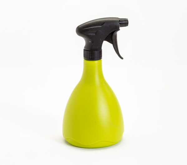 Sprühflasche grün Eine Sprühflasche in grün mit Zerstäuber