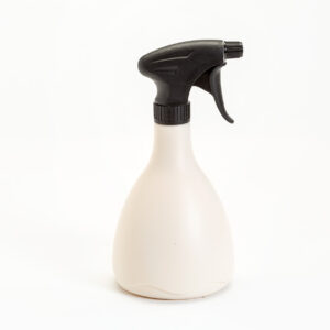 Eine Sprühflasche in creme mit Zerstäuber