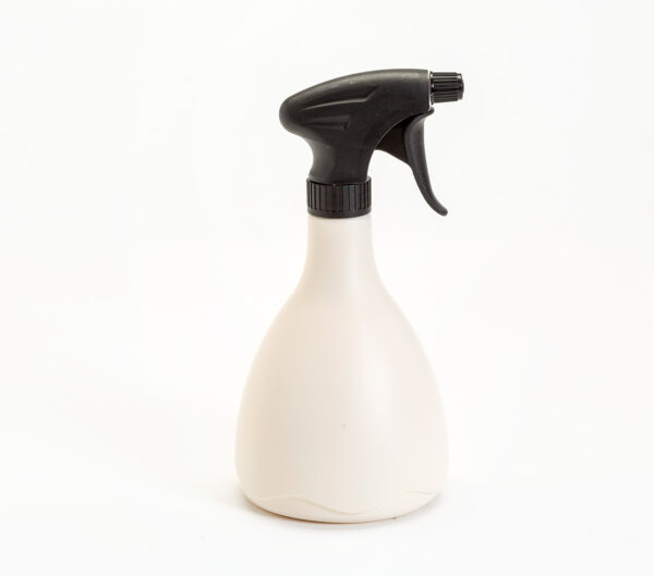 Sprühflasche weiß Eine Sprühflasche in creme mit Zerstäuber