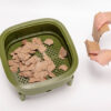 Wurmbox mit zerkleinertem braunem Karton Brauner Karton wird zerkleinert und in der Wurmbox gesammelt