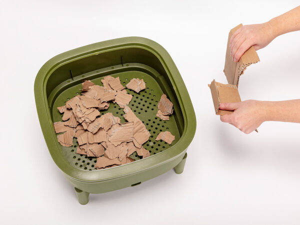 Wurmbox mit zerkleinertem braunem Karton Brauner Karton wird zerkleinert und in der Wurmbox gesammelt