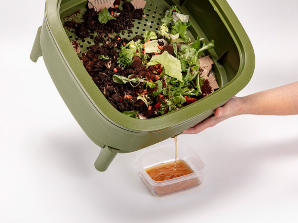 Wurmbox grün aus Recycling Kunststoff Entleeren von Wurmtee aus grüner Wurmbox