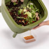 Wurmbox grün aus Recycling Kunststoff Entleeren von Wurmtee aus grüner Wurmbox