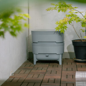 Wurmbox grau aus Recycling Kunststoff auf Terrasse