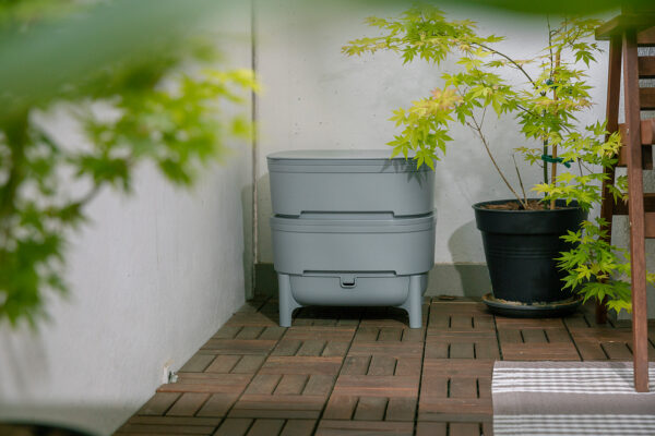 Wurmbox grau aus Recycling Kunststoff Wurmbox grau aus Recycling Kunststoff auf Terrasse