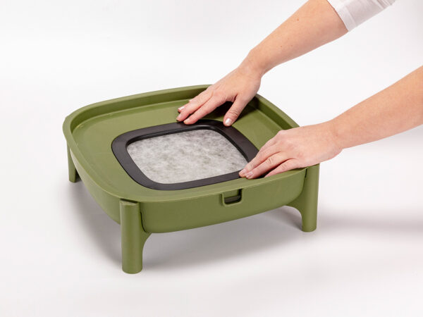 Filterfliess für eine Wurmbox Filterfliess wird in eine grüne Wurmbox eingesetzt