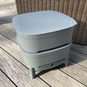 Graue Wurmkiste auf einer Terrasse