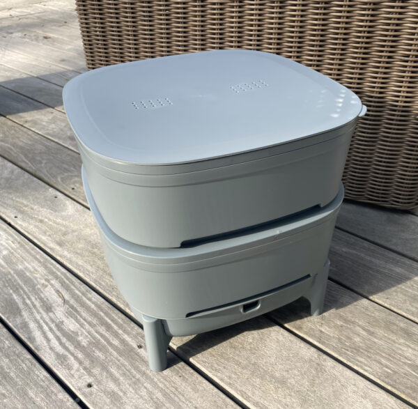 Graue Wurmbox auf einer Terrasse Graue Wurmkiste auf einer Terrasse