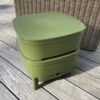 Grüne Wurmbox auf einer Terrasse Grüne Wurmkiste auf einer Terrasse