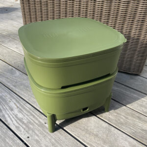 Grüne Wurmkiste auf einer Terrasse