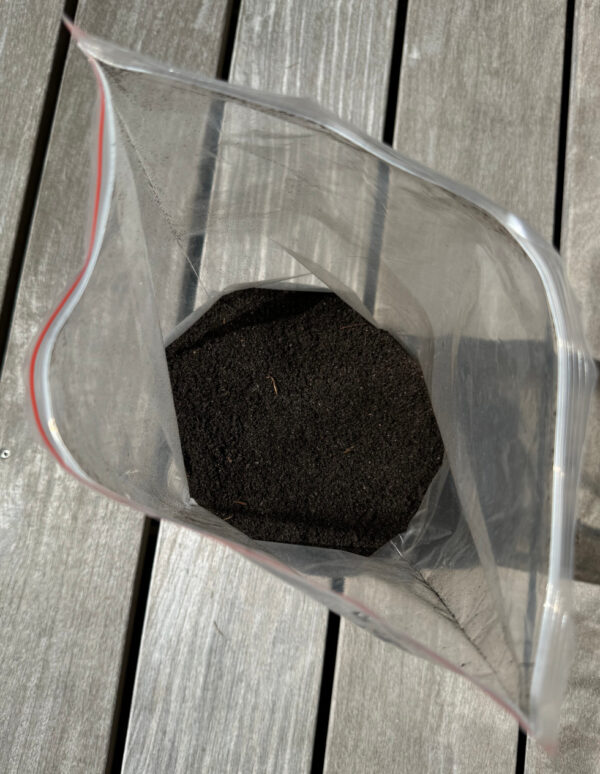 Ein offener Beutel 2,5 Kg Bio Wurmhumus Bodenverbesserer torffrei Ein offener Beutel 2,5 Kg Bio Wurmhumus Bodenverbesserer torffrei